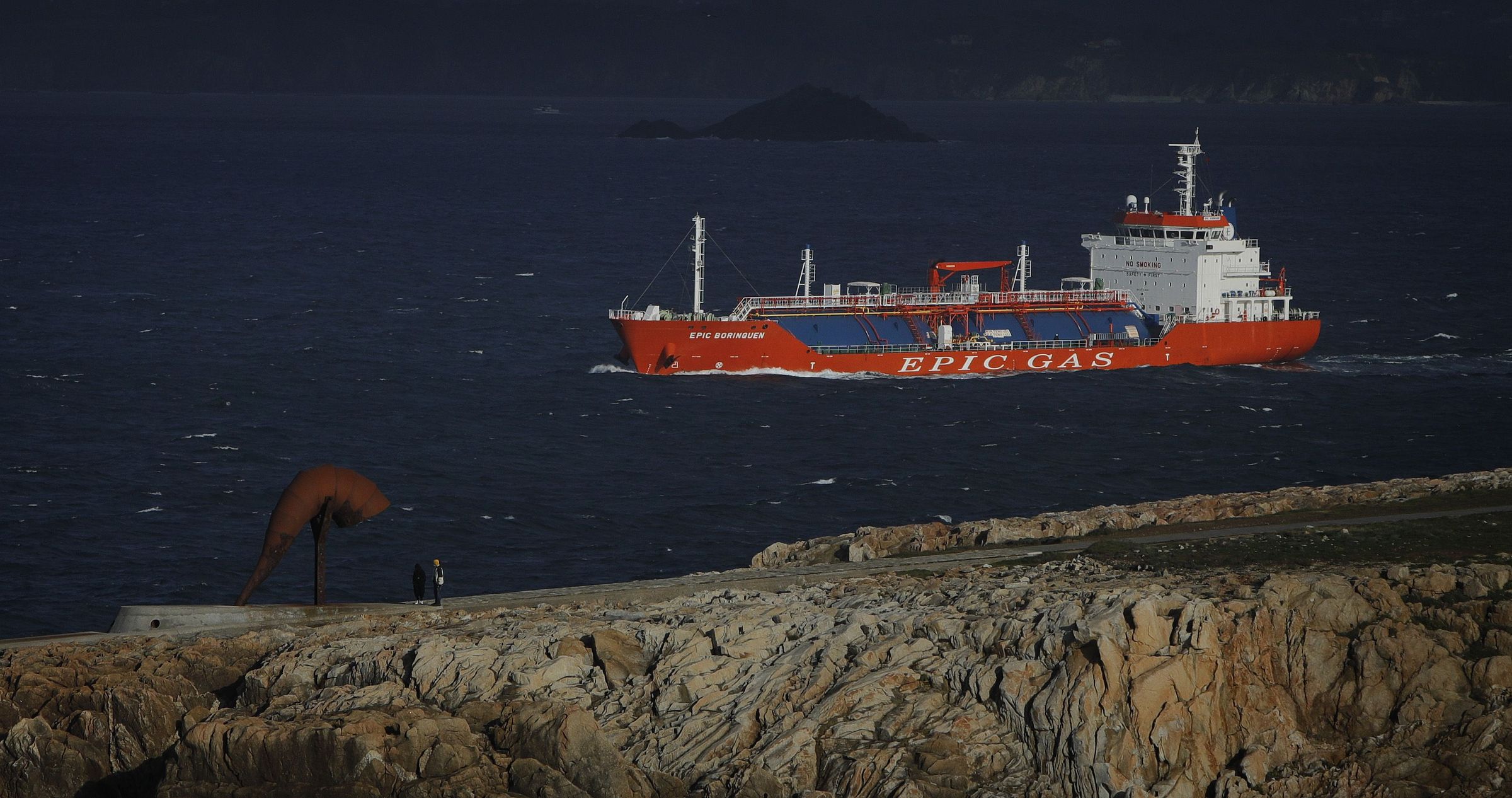 Un barcos mercante pasa por diante de Punta Herminia en A Coru�a. 20/11/2021