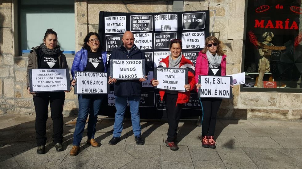 25n.En A Pobra de Trives hubo una andaina y una concentración en la praza do Pilón