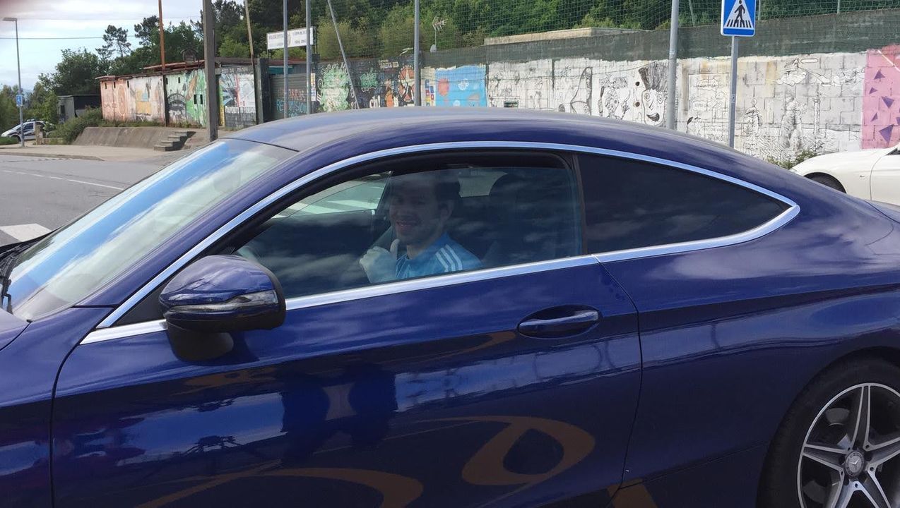 Uno de los jugadores del Celta, llegando a A Madroa a primera hora de esta mañana