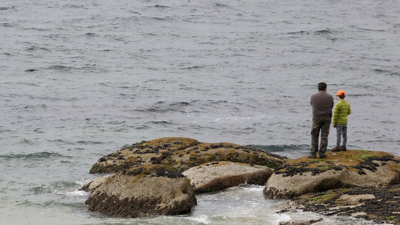 El primer paseo de los niños de Barbanza, en imágenes.Algunos pudieron acercarse al mar