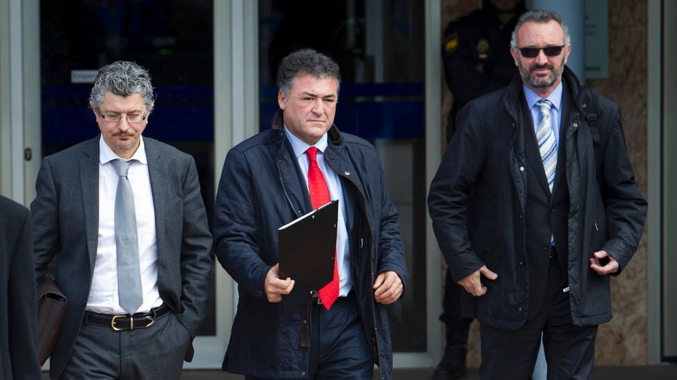 El exdirector general de Deportes balear, Pepote Ballester, en el centro, tras su declaración