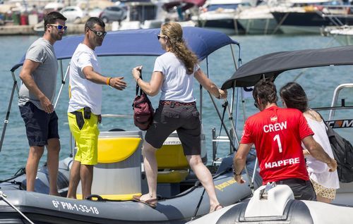 El rey Felipe VI y laiInfanta Sofía han pasado el domingo en la bahía de Palma