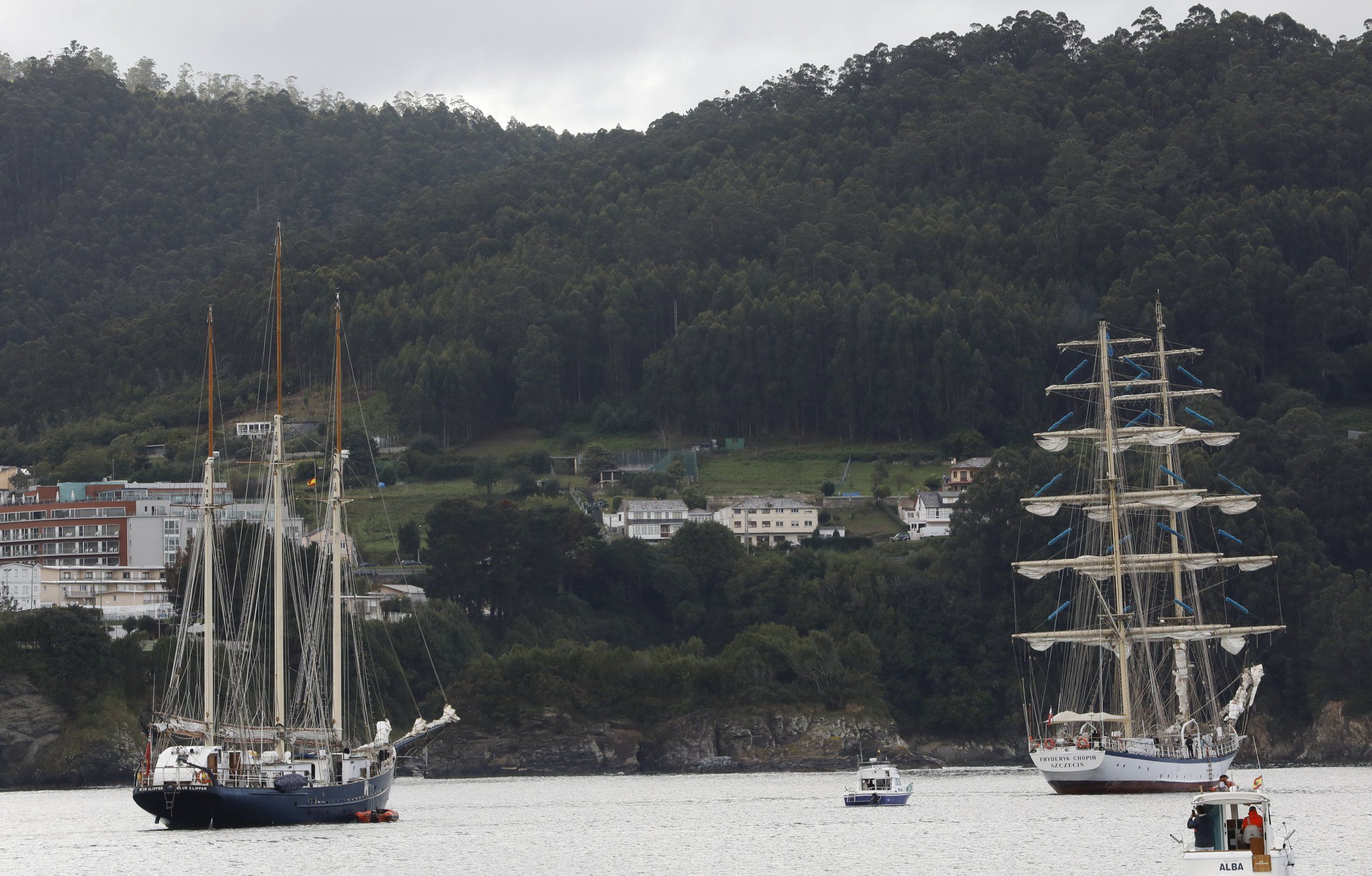 O buque escola polaco, Fryderyk Chopin, fondeado fronte a praia de Covas, na ra de Viveiro e un luxoso veleiro turstico, daban un aspecto inusual a ra. 06/09/2024
