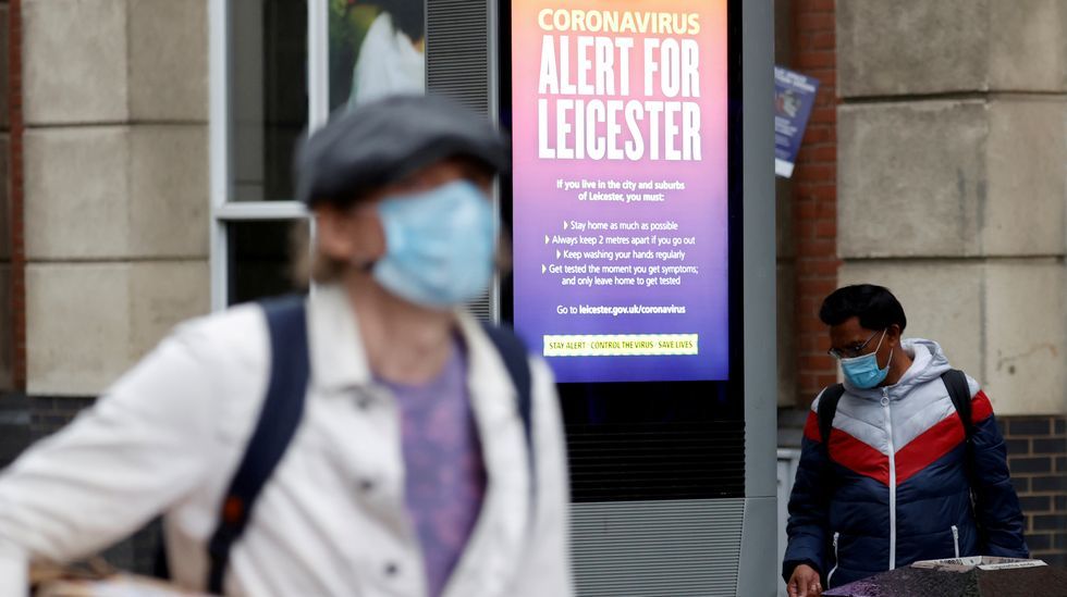 Un mensaje de alerta visto en las calles de la localidad británica de Leicester, donde el confinamiento continúa