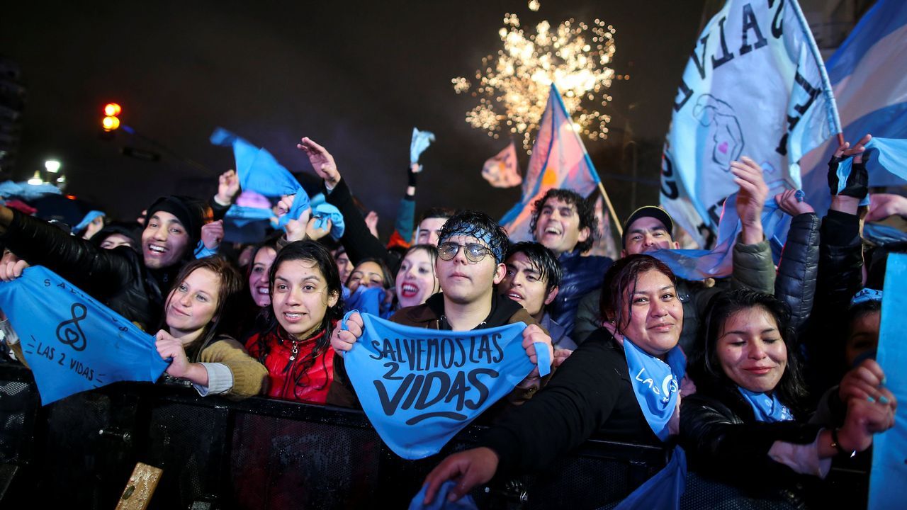 .Los manifestantes en contra de la legalización del aborto frente al Congreso Nacional en Buenos Aires