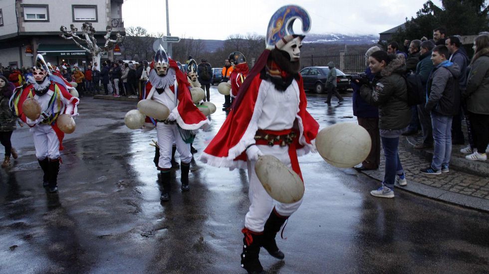 Mascarada ibérica.Cerca de 40 grupos y 800 personas participaron en la mascarada ibérica de Viana do Bolo