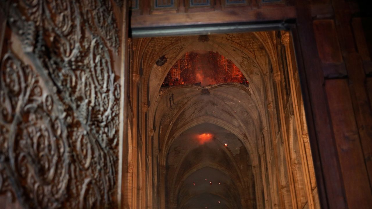 Unos bomberos dentro de la Catedral de Notre Dame