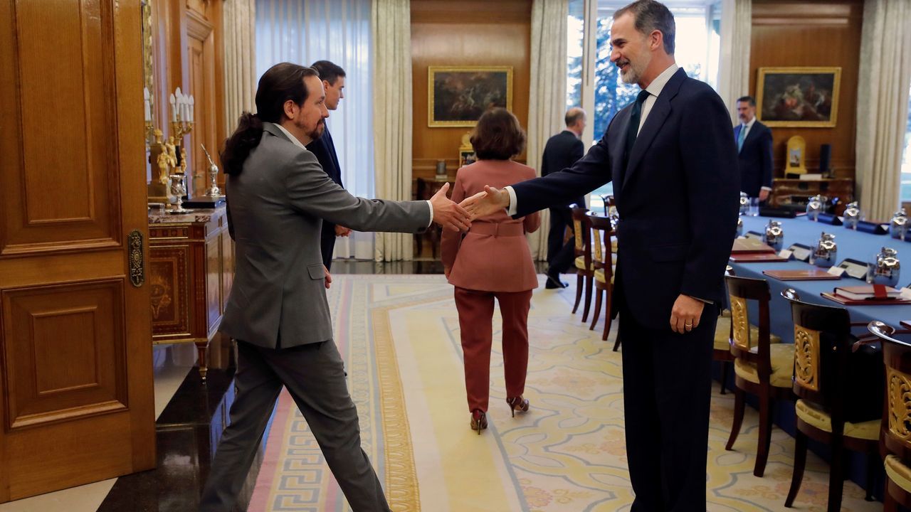 Felipe VI saluda al vicepresidente del Gobierno, Pablo Iglesias