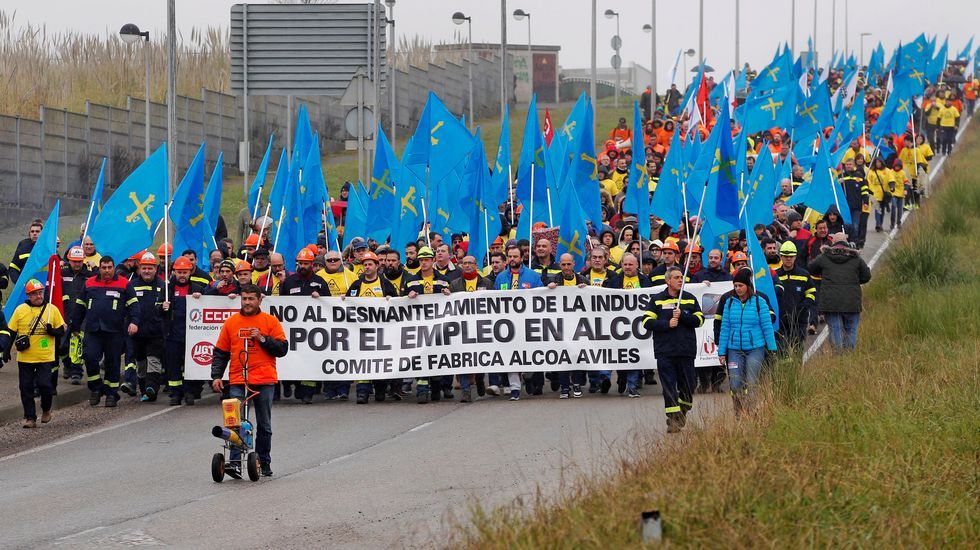 rabajadores de Alcoa concentrados en la plaza de España de la Avilés, para pedir la intervención del Estado en las fábricas de Alcoa local y de A Coruña