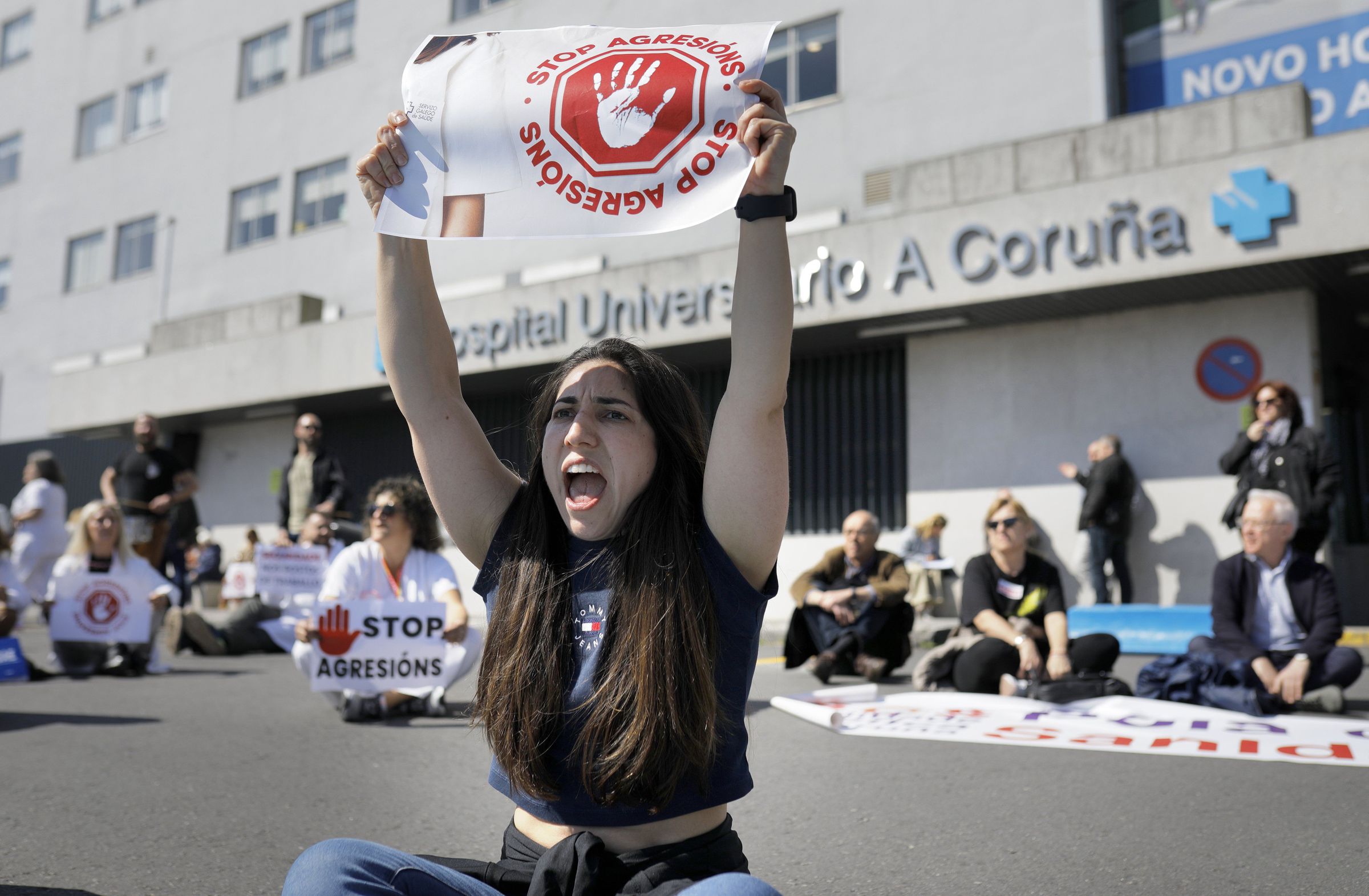 Sentada, manifestaci�n e corte de tr�fico no CHUAC polas agresi�ns a traballadores da saude. 26/03/2025