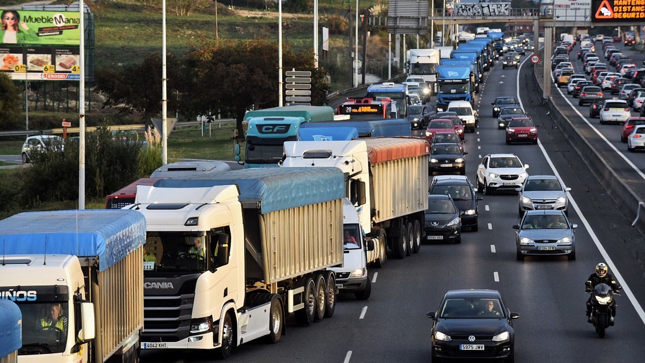 La caravana de protesta, entrando en Alfonso Molina, poco después de las 19.20 horas