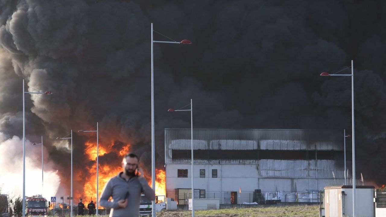 Así amaneció tras el incendio la fábrica de bolsas de papel de Narón