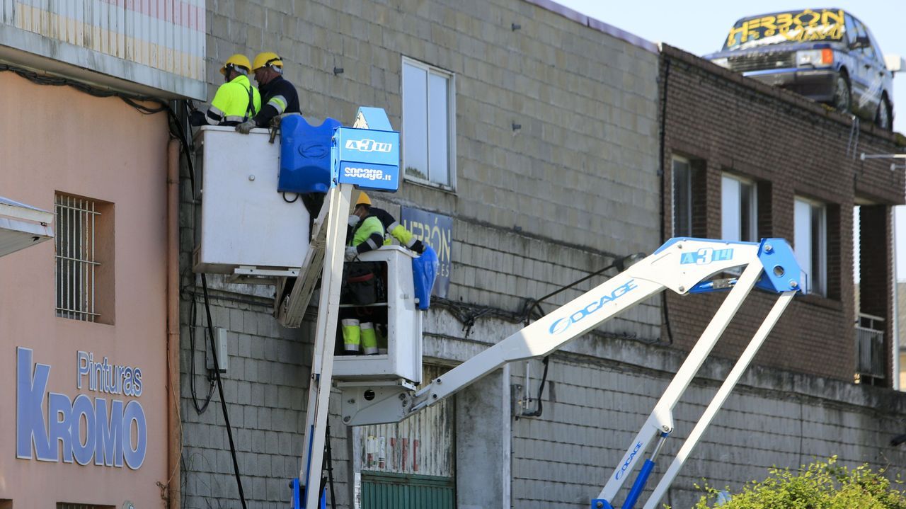 Operarios trabajan para recuperar la red eléctrica afectada