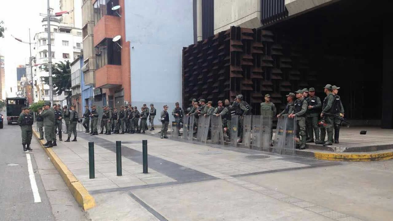.Soldados de la Guardia Nacional Bolivariana asediando la Fiscalía de Venezuela, sede del Ministerio Público de Venezuela