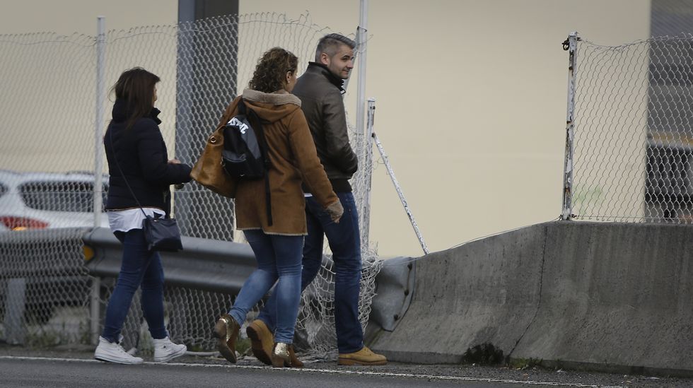 GENTE CRUZANDO LA MEDIANA DE LA CARRETERA BAÑOS DE ARTEIXO. ZONA DE MARINEDA CITY