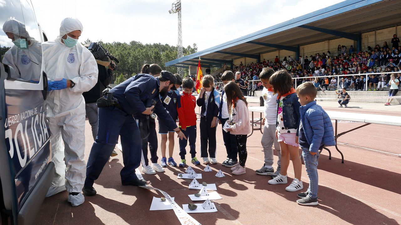 Exhibicion de la Policía Nacional para los escolares de Ribeira con helicoptero, caballería, perros de rastreo