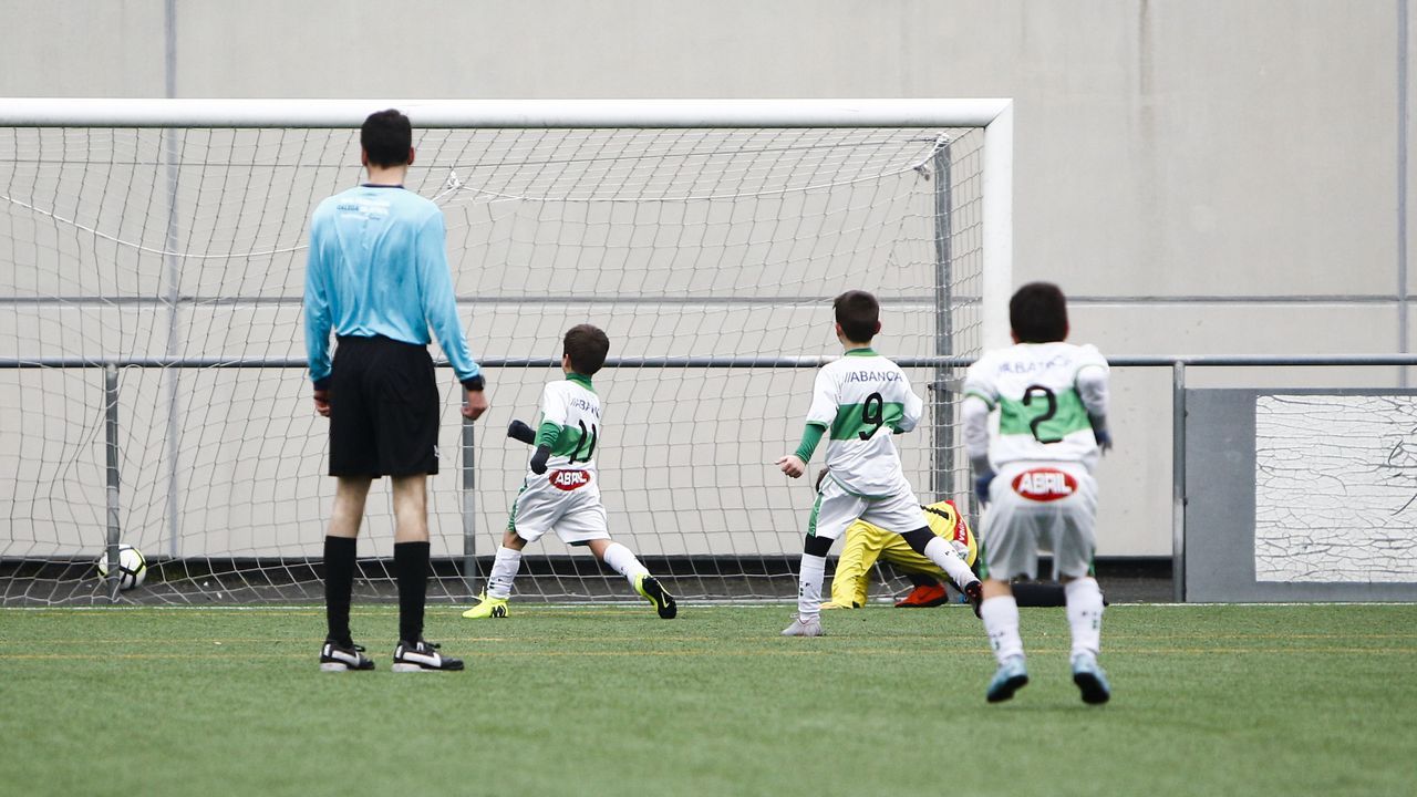 Fútbol para las vacaciones.El Torneo Nadal celebró su versión de prebenjamines en Os Remedios