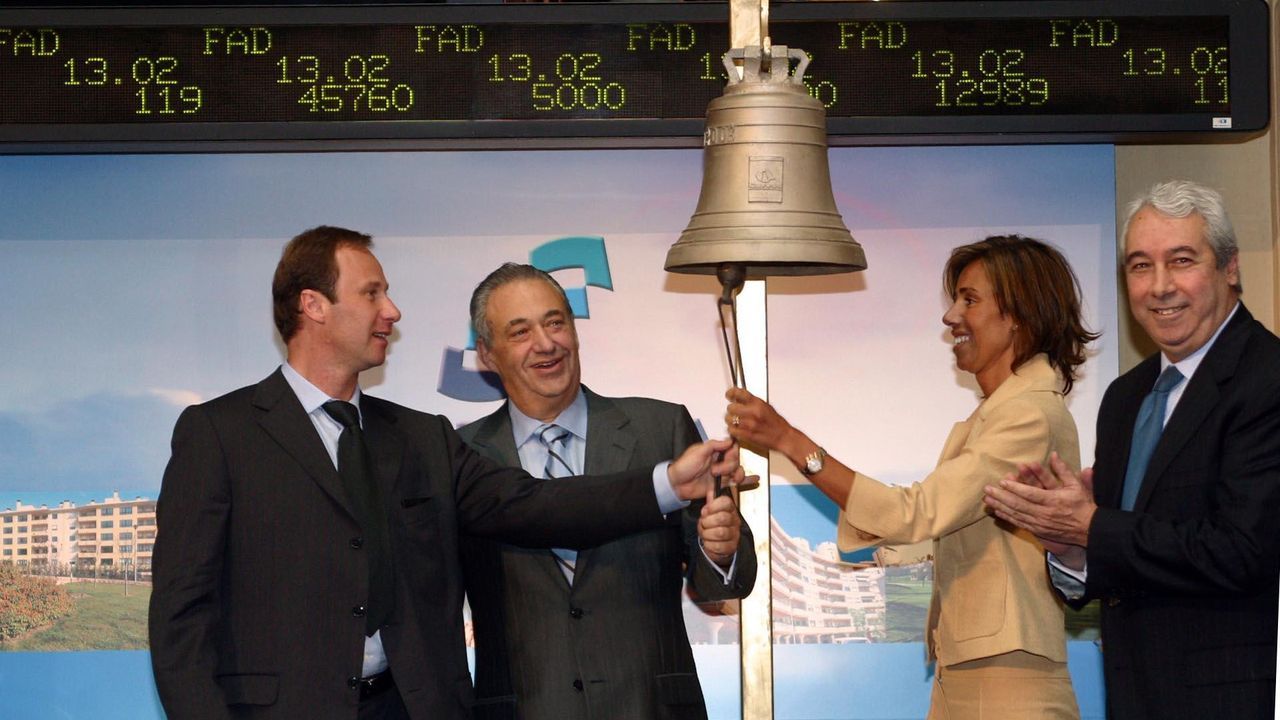 Jove, junto a sus hijos Manuel Ángel y Felipa, y Antonio Zoido el día que Fadesa salió a bolsa, en el 2004