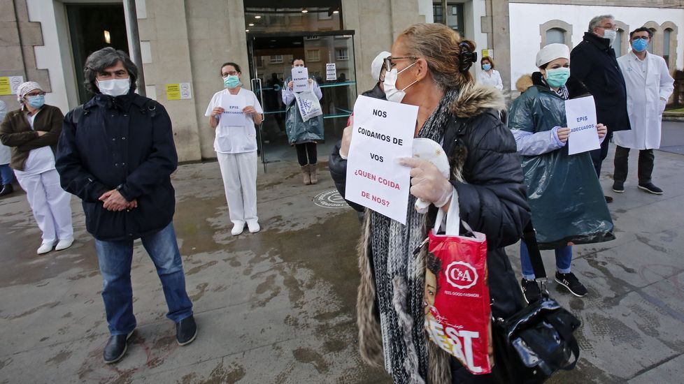 Concentración de sanitarios en el hospital Provincial