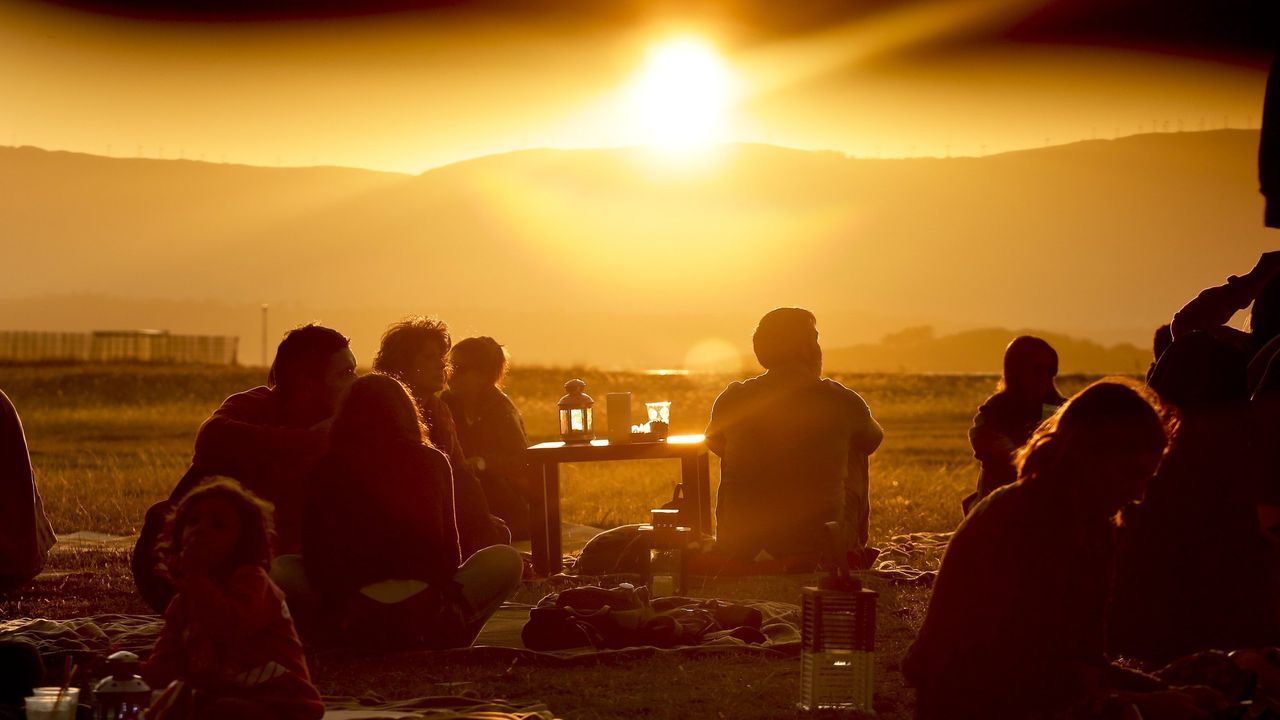 Puesta de sol en As 9 na praia