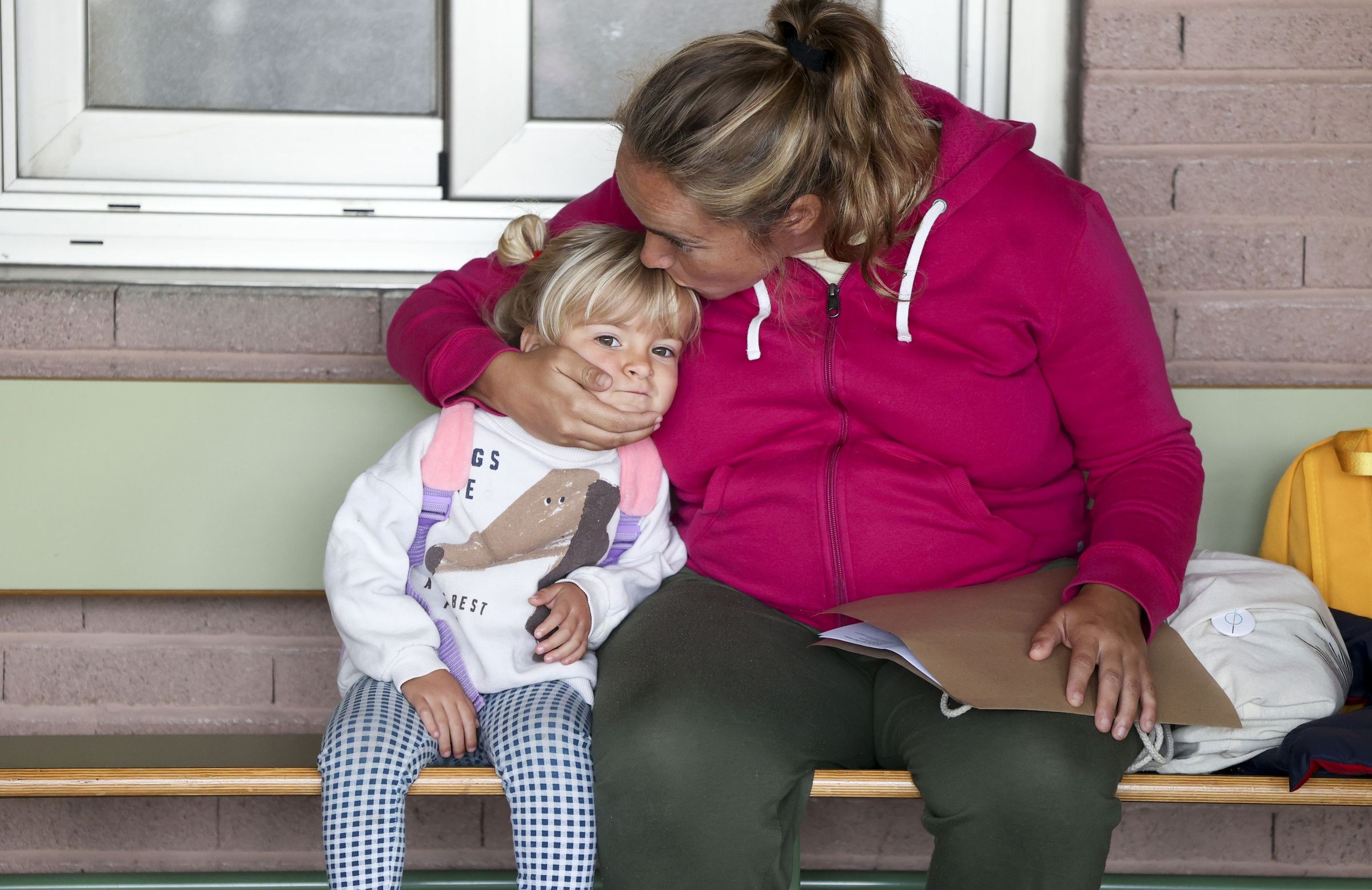 Unha nai coa sa filla no primeiro da de colexio. 11/09/2024