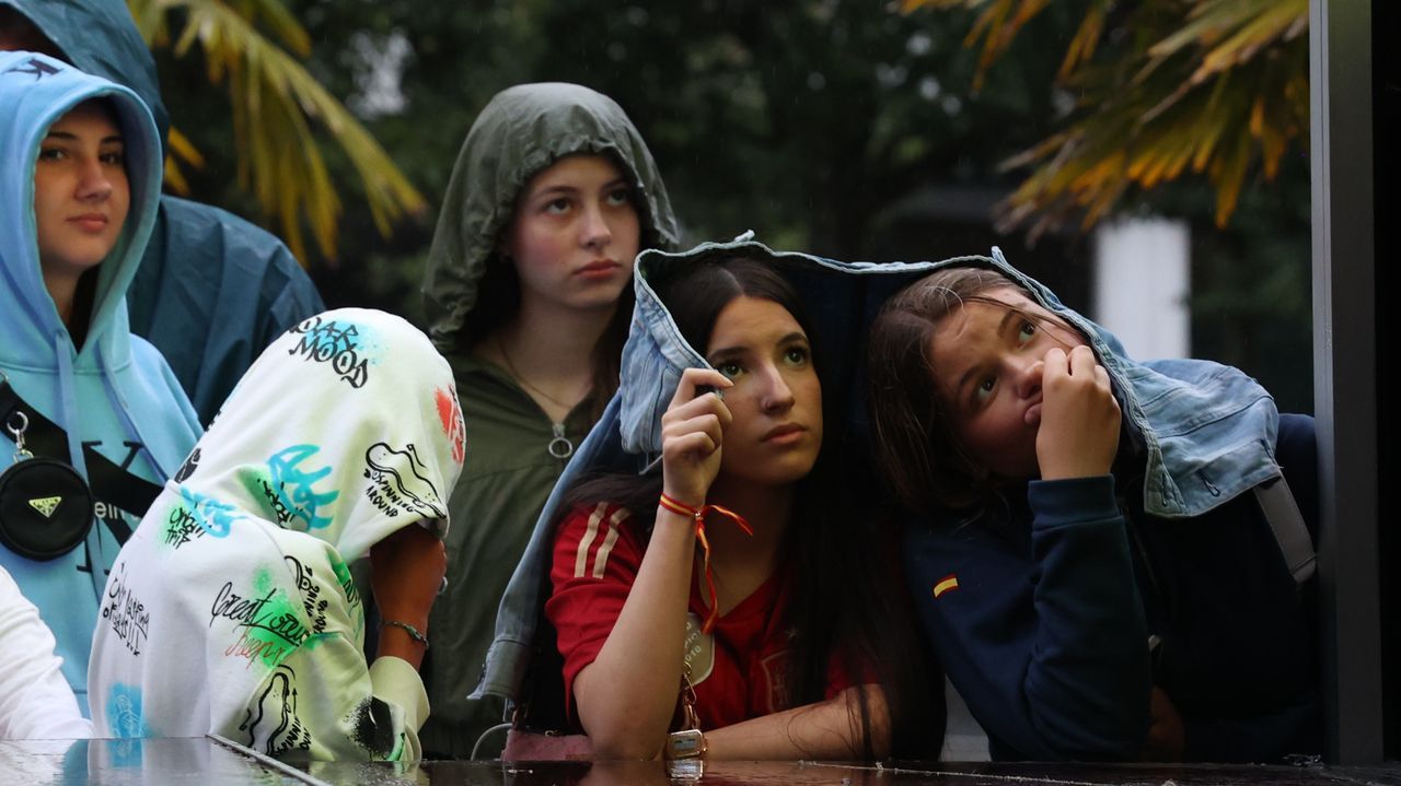 Partido pasado por agua. Aficionadas resguard�ndose en Santiago.