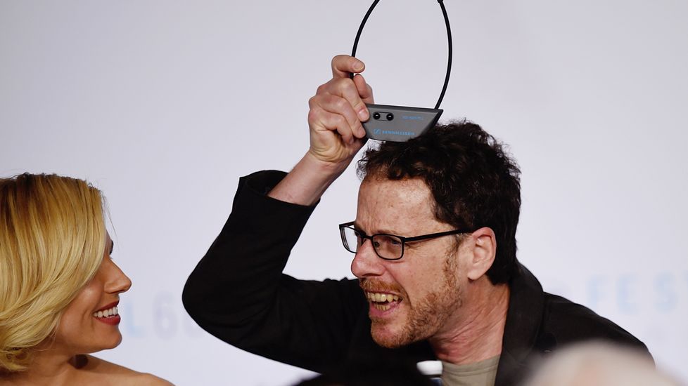 Ethan Coen bromeando con Sienna Miller