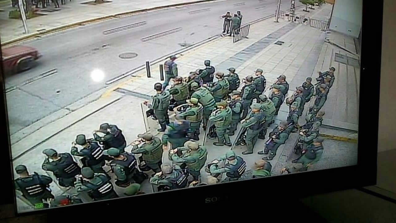 .Soldados de la Guardia Nacional Bolivariana asediando la Fiscalía de Venezuela, sede del Ministerio Público de Venezuela