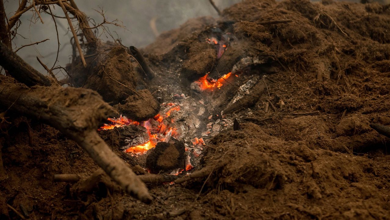 Incendio en el concello de Parada de Sil. Las llamas llegaron a diferentes partes del municipio