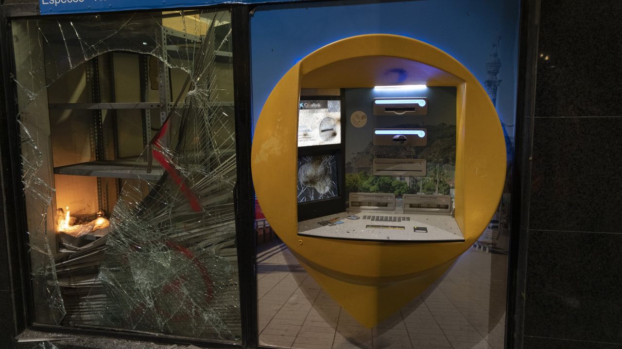 El cristal destrozado de una oficina bancaria