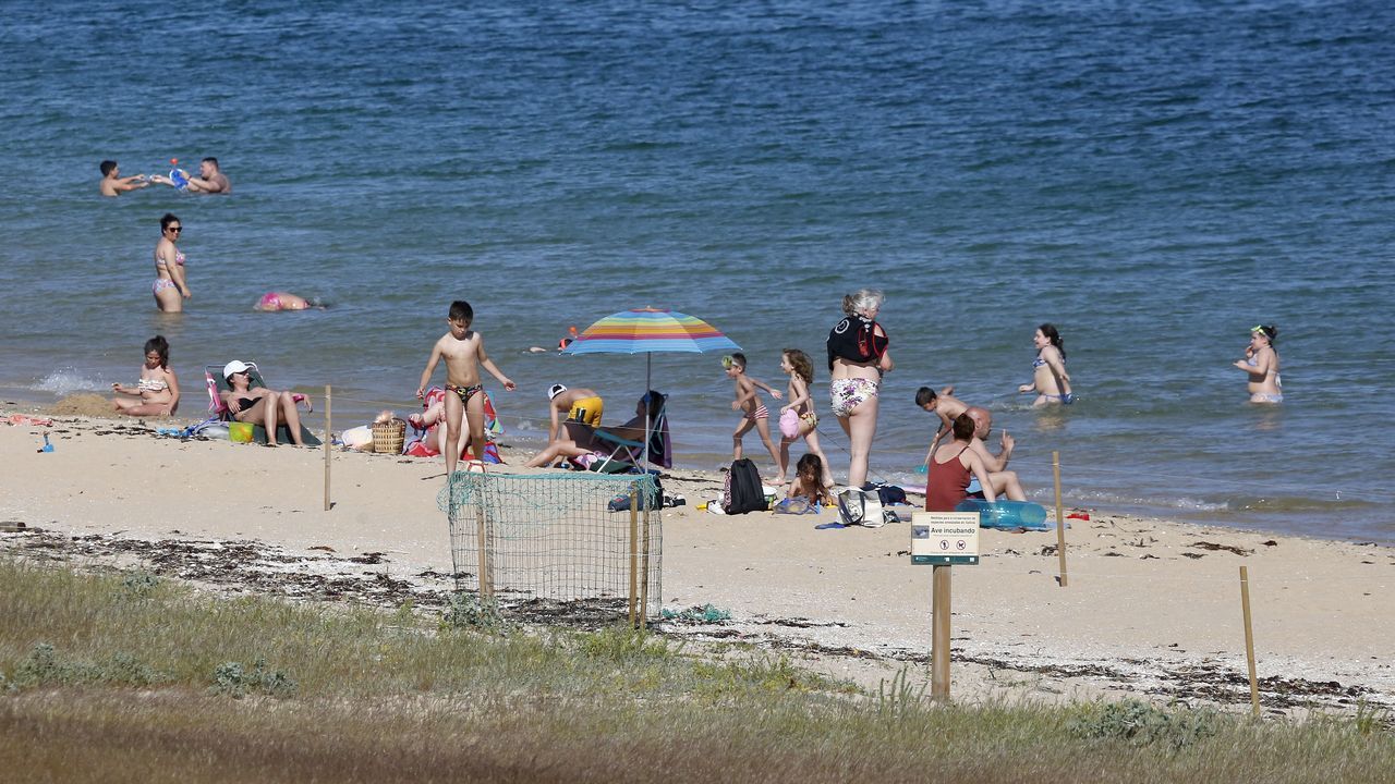 Las imágenes del primer día de la fase 2 de la desescala en Barbanza.En la playa de Coroso, en Barbanza, se han rescatado sombrillas, toallas y bañadores