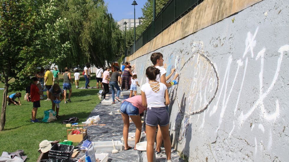 Gerardo Rodríguez, Chere, dirige la elaboración de un mural en el Malecón junto al río Sil