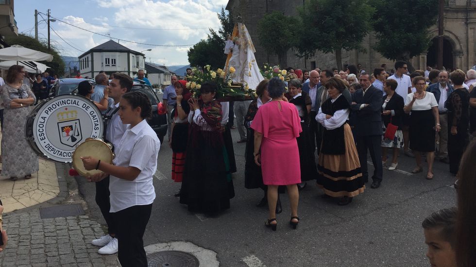 Larouco sacó en procesión a la patrona, la Virxe dos Remedios