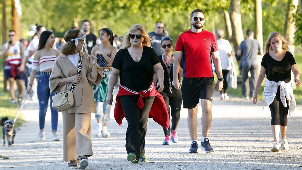 Miles de personas salen a pasear en Pontevedra en el segundo día de la desescalada