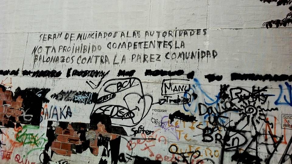 .Amanecer nublado en la Ronda con la Muralla y las torres de la Catedral al fondo. La imagen se repetirá con los temporales que se avecinan.
