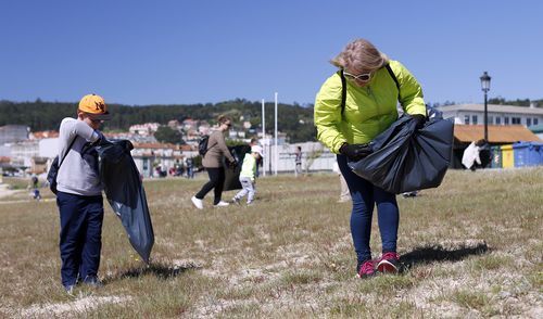 Limpieza multitudinaria de alumnos del Centro Británico que también se realizará en otros cinco arenales del norte de España EN LA PLAYA DE COROSO