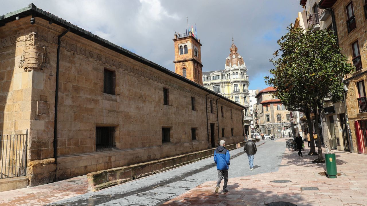 Vista de la nueva calle peatonal Ram�n y Cajal, junto al edificio hist�rico de la Universidad de Oviedo