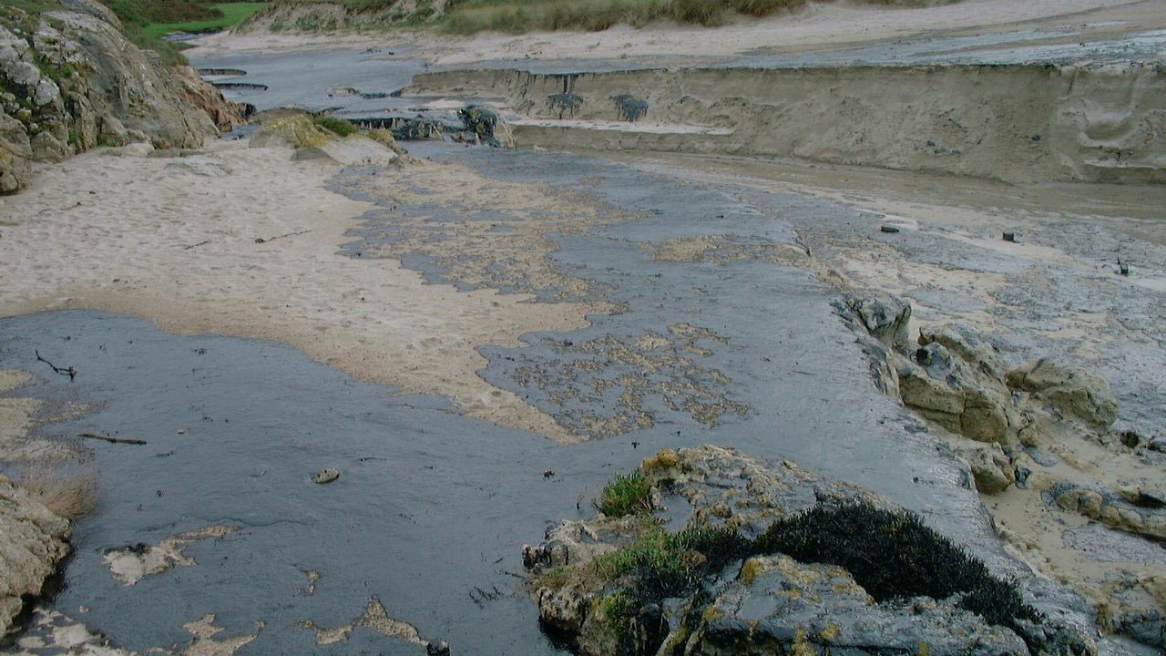 .Muxía. Restos de fuel del Prestige en Lourido