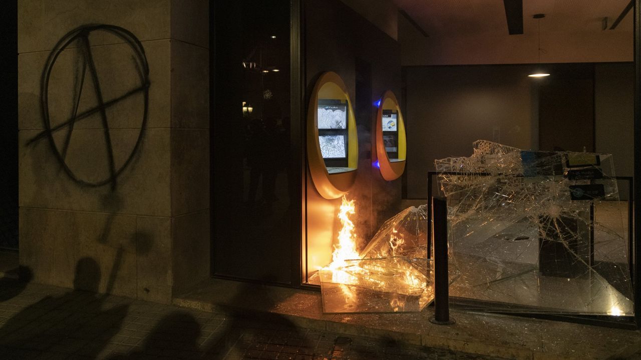 Imagen de los destrozos causados por los manifestantes