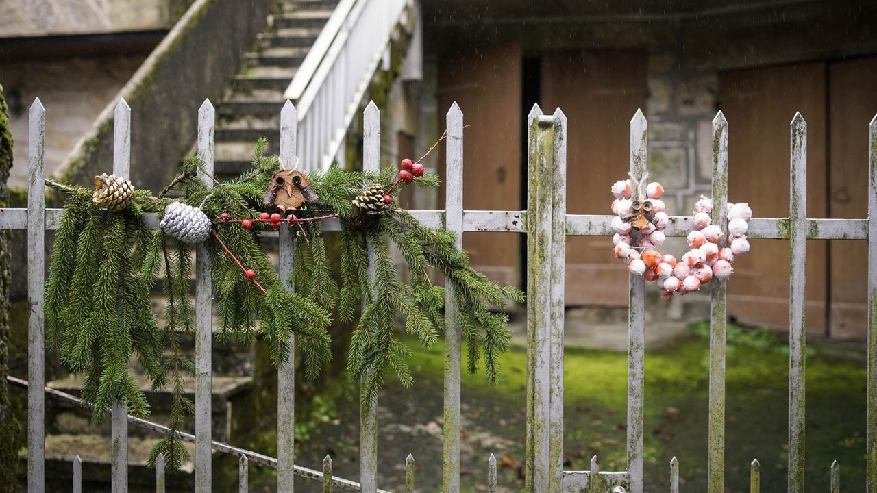 adornos reivindicativos.En Neboeiro decoraron el pueblo con motivos naturales y reivindican una mejor conexión a Internet