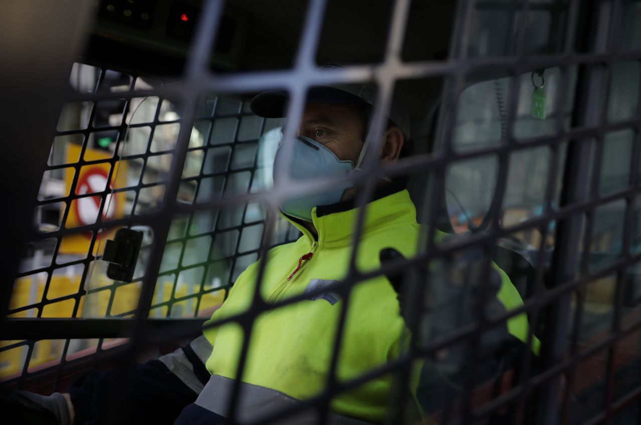 Trabajador en las obras de la Ronda de Nelle. El lunes 13 de abril la construcci�n puede volver al trabajo