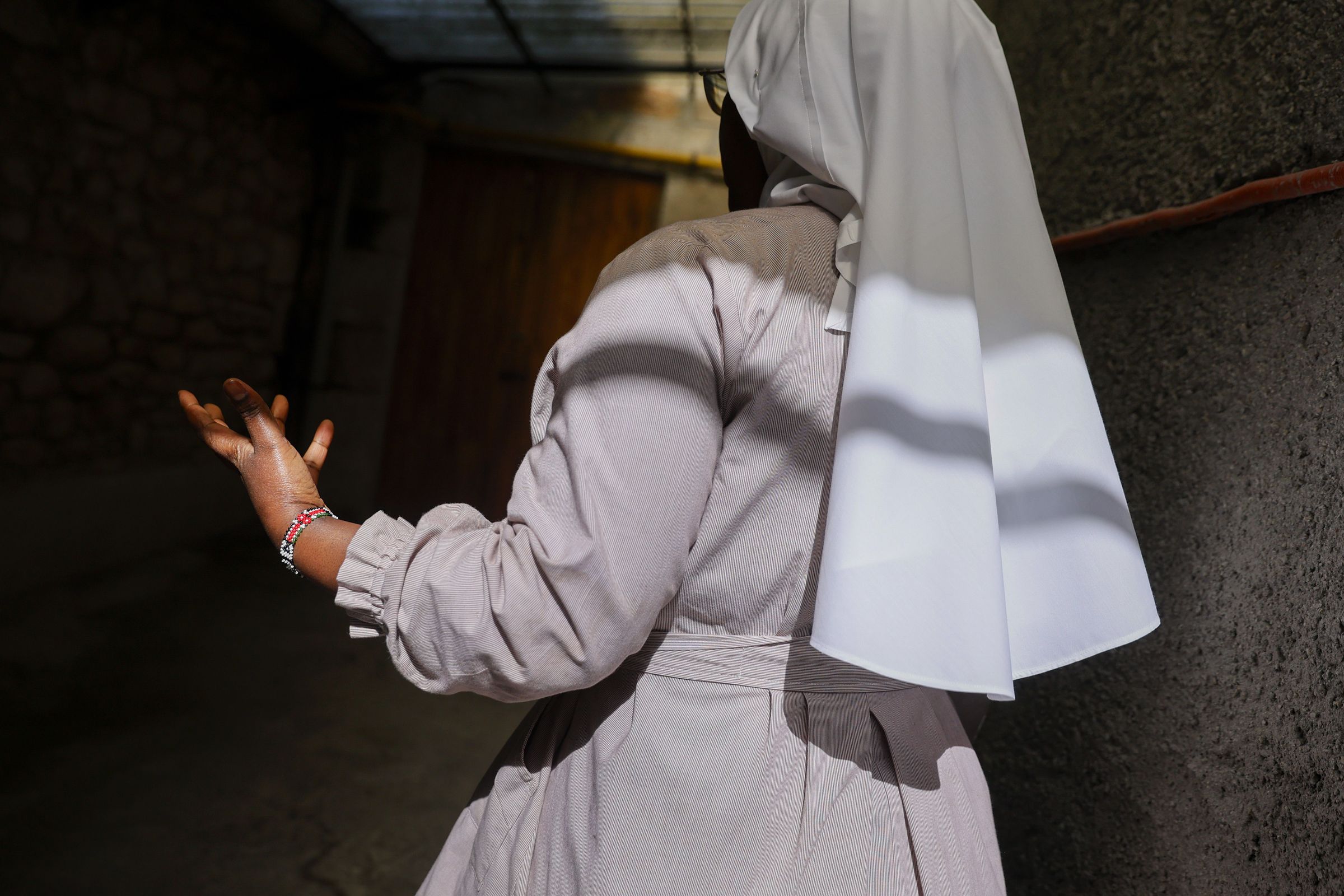 Sor Josefina acompa��a la periodista y al fot�grafo en su recorrido por las zonas comunes del convento de las clarisas, que fue fundado en el siglo XVII.