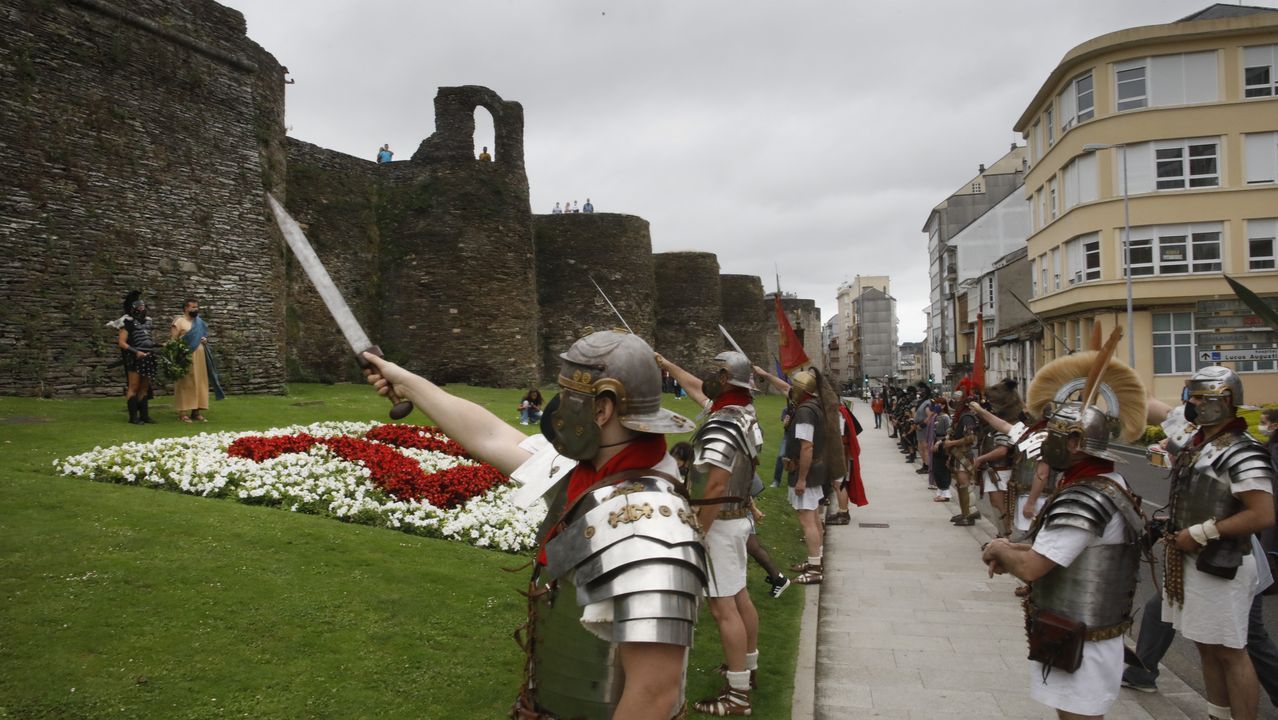 A Cohors II Lucensium e a Guardia Pretoriana percorreron o casco histórico e fixeron unha homenaxe floral na Mosqueira