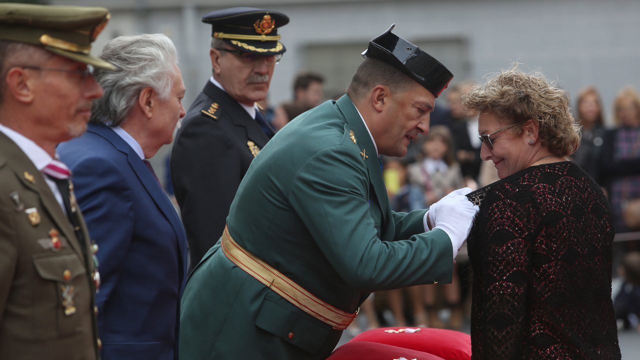 ACTO INSTITUCIONAL CASTRENSE DEL DÍA DEL PILAR.La funcionaria María del Carmen Fernández García fue distinguida con la cruz con distintivo blanco, ingresando en la orden del mérito de la Guardia Civil
