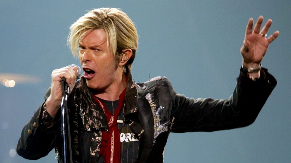 «David Bowie murió pacíficamente hoy rodeado de su familia después de 18 mesese de una valiente batalla con el cáncer».