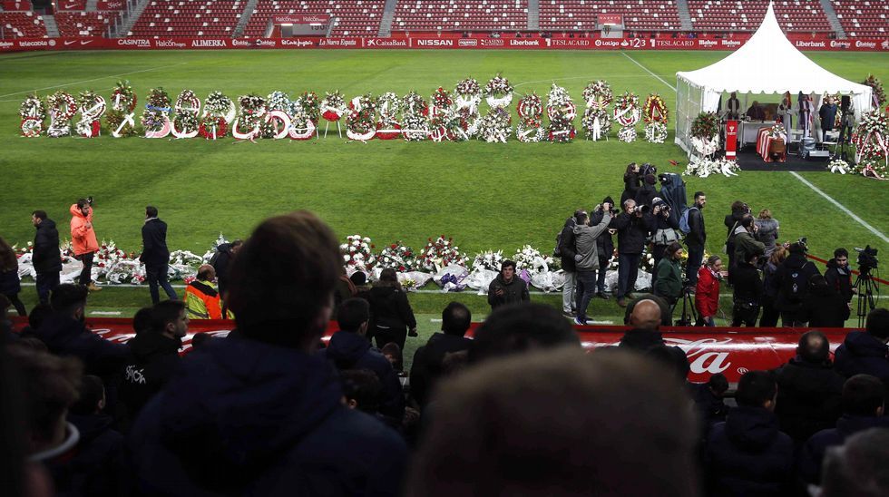 .El estadio de El Molinón acoge el funeral por Enrique Castro  Quini , exjugador del Sporting, con las tribunas abiertas al público