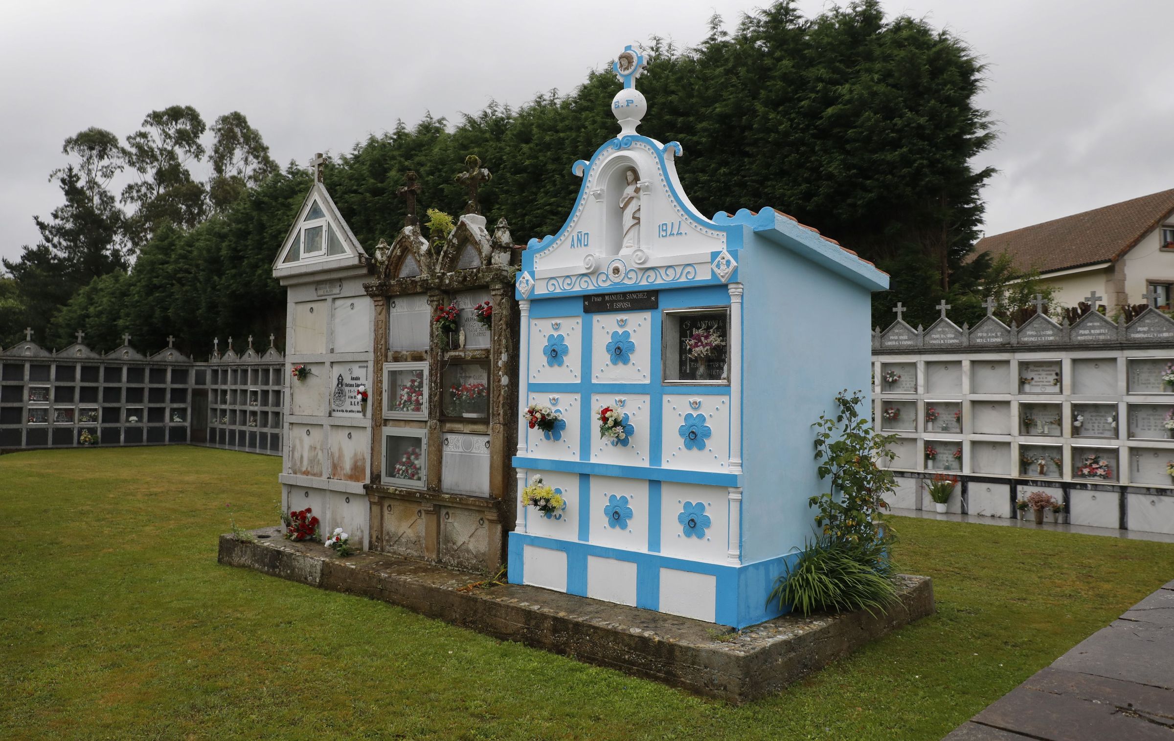 Pante�n do cemiterio da parr�quia de Galegos no concello de Frades. 22/06/2021
