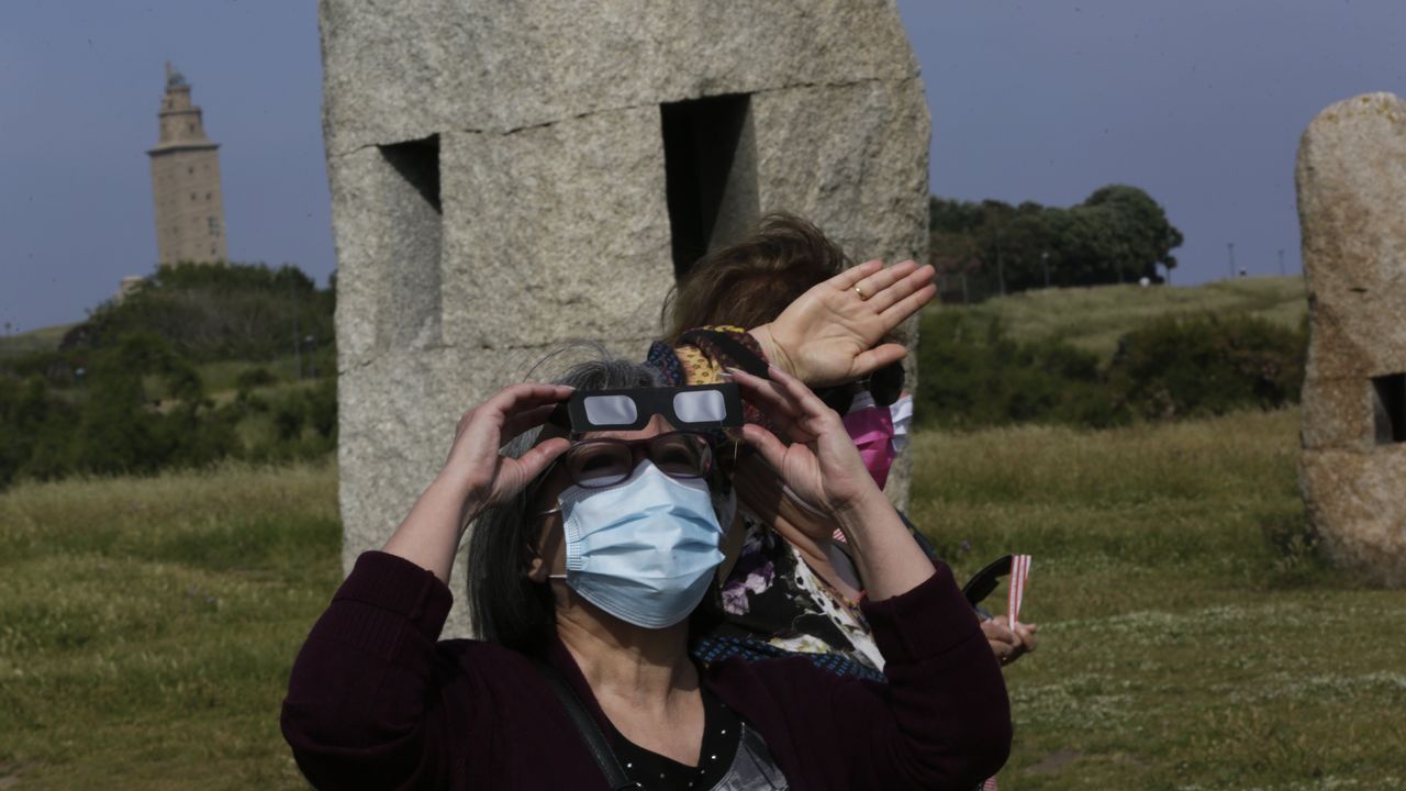 En A Coruña, varios ciudadanos disfrutaron del fenómeno en el entorno de la Torre de Hércules