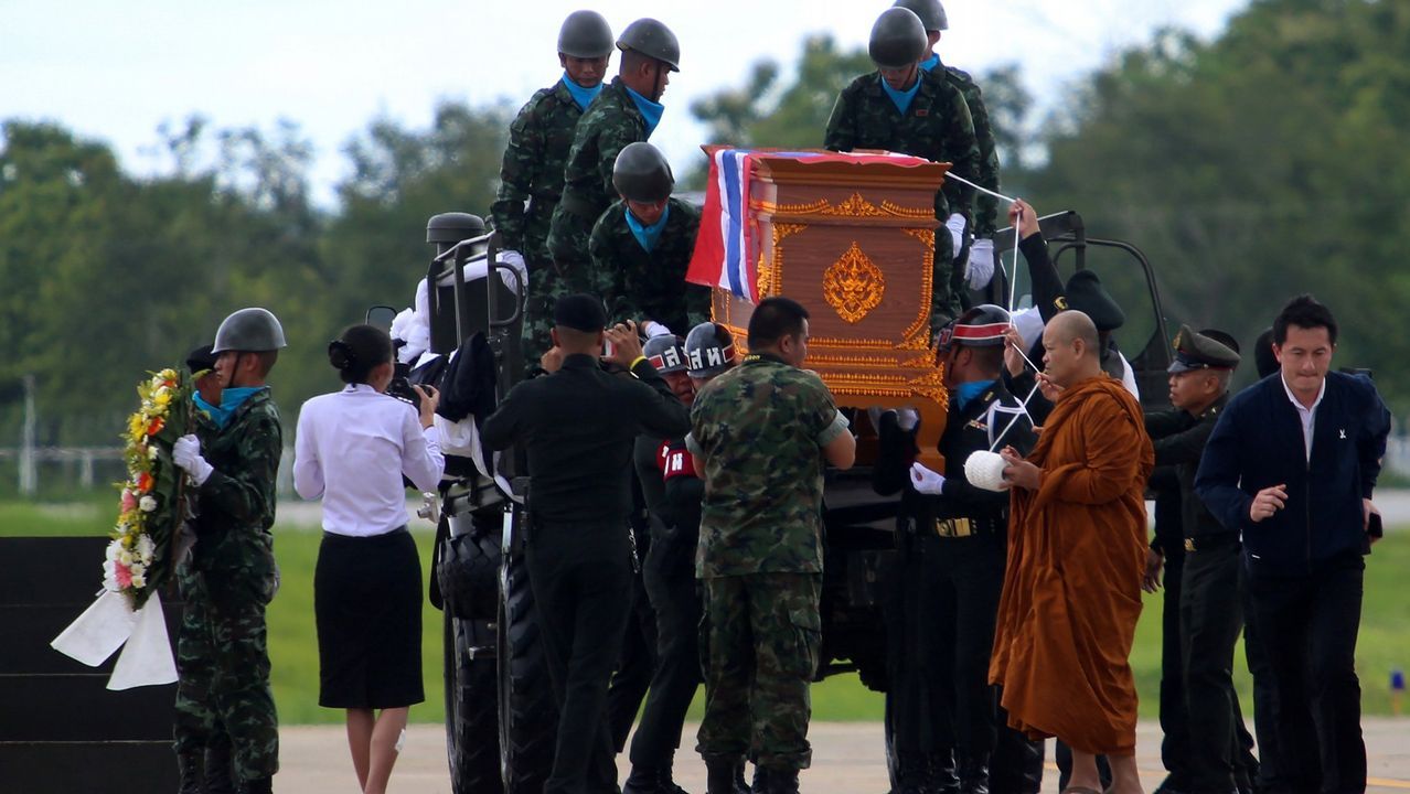 Las autoridades le rinden un homenaje a Saman Kunan, de 38 años, quien murió al intentar rescatar a los niños y a su entrenador.
