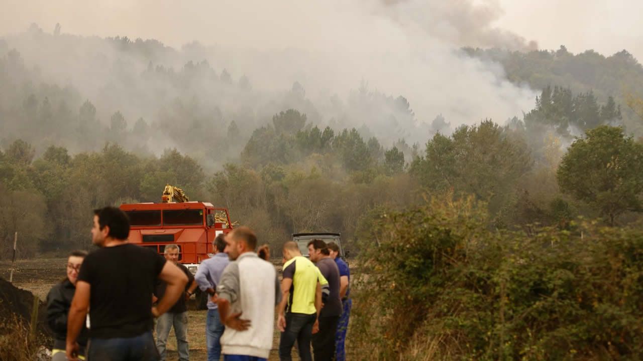 Ante la falta de medios, los vecinos de Chavaga y Cereixa, en Monforte y Brollón respectivamente, se las apañan con palas y cisternas